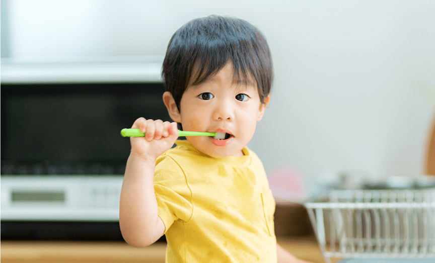 歯磨きをする子供